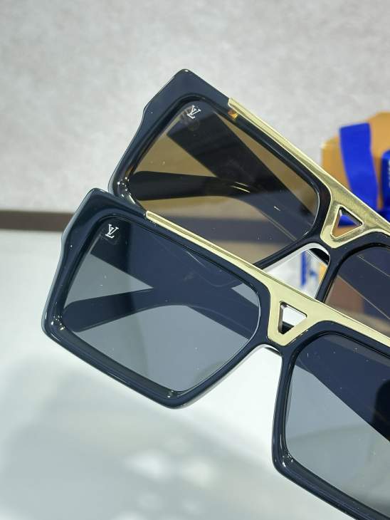 Picture of Louis Vuitton Sunglasses _SKUfw77317376fw